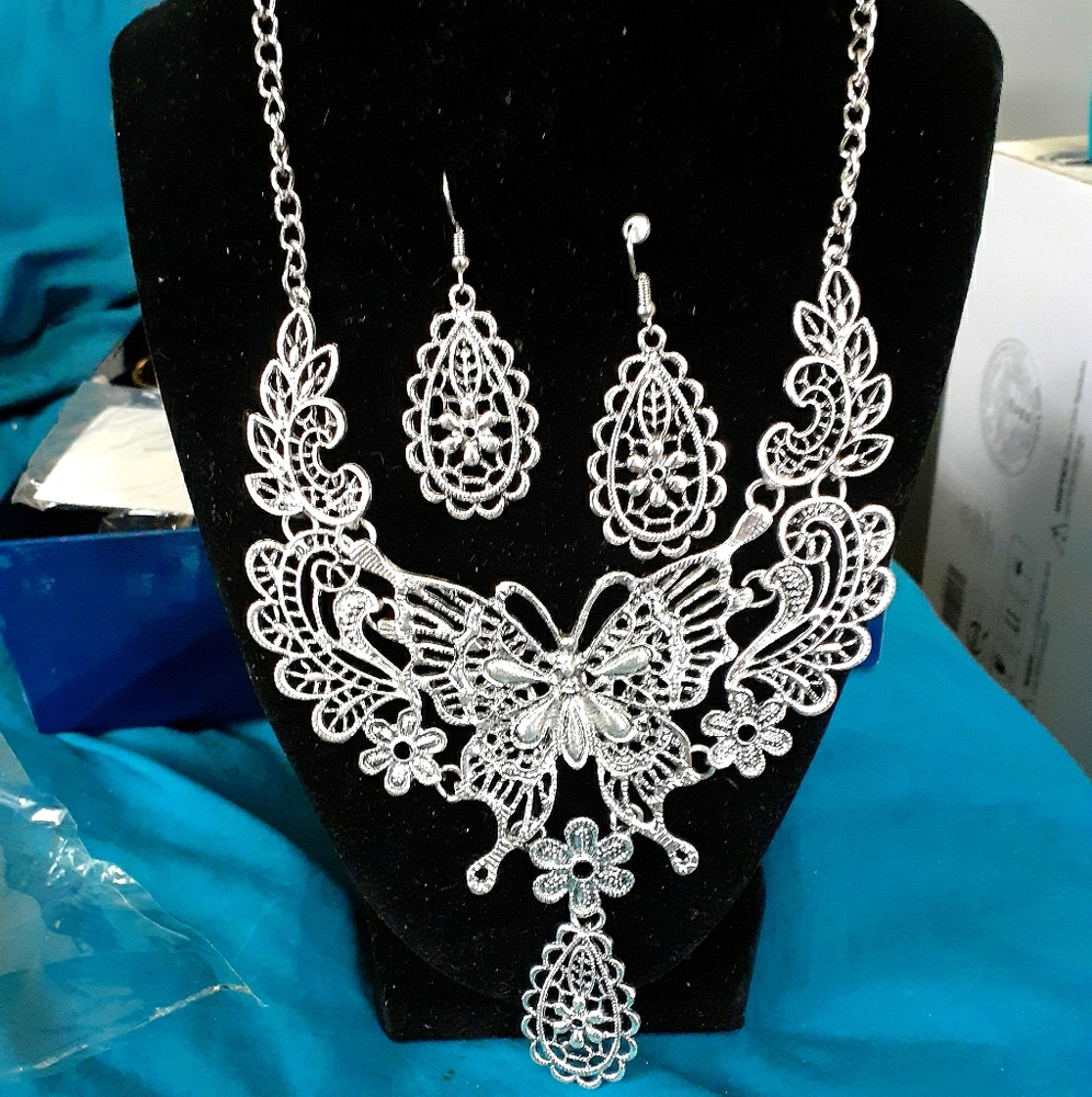 Butterfly necklace w/ earrings